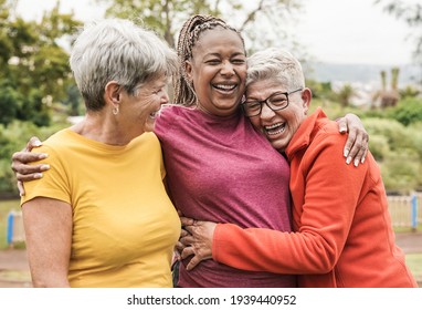 Glade multiracial senior kvinder have det sjovt sammen udendørs - Ældre generation mennesker krammer hinanden i parken Stock-foto