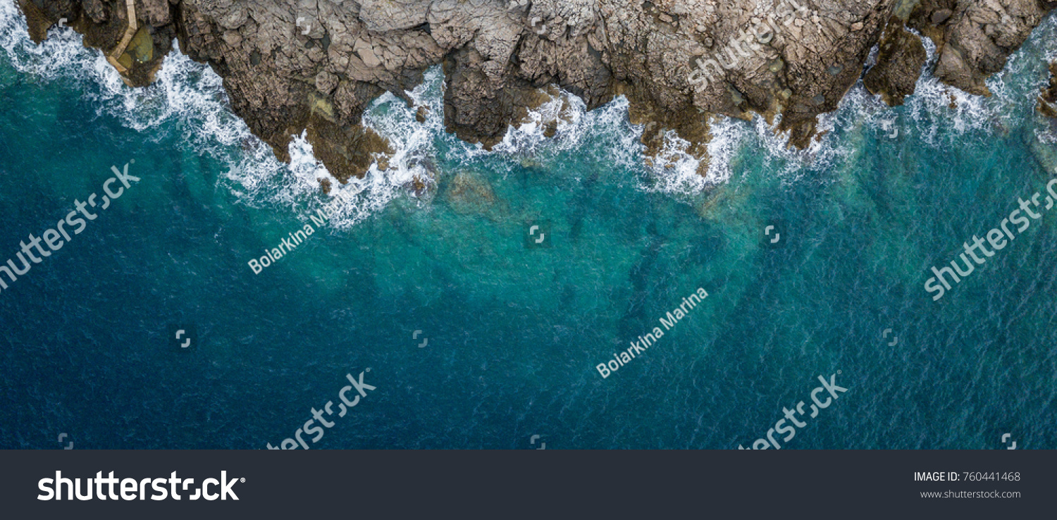 Luftfoto af havbølger og fantastisk Rocky kyst, Montenegro Stock-foto