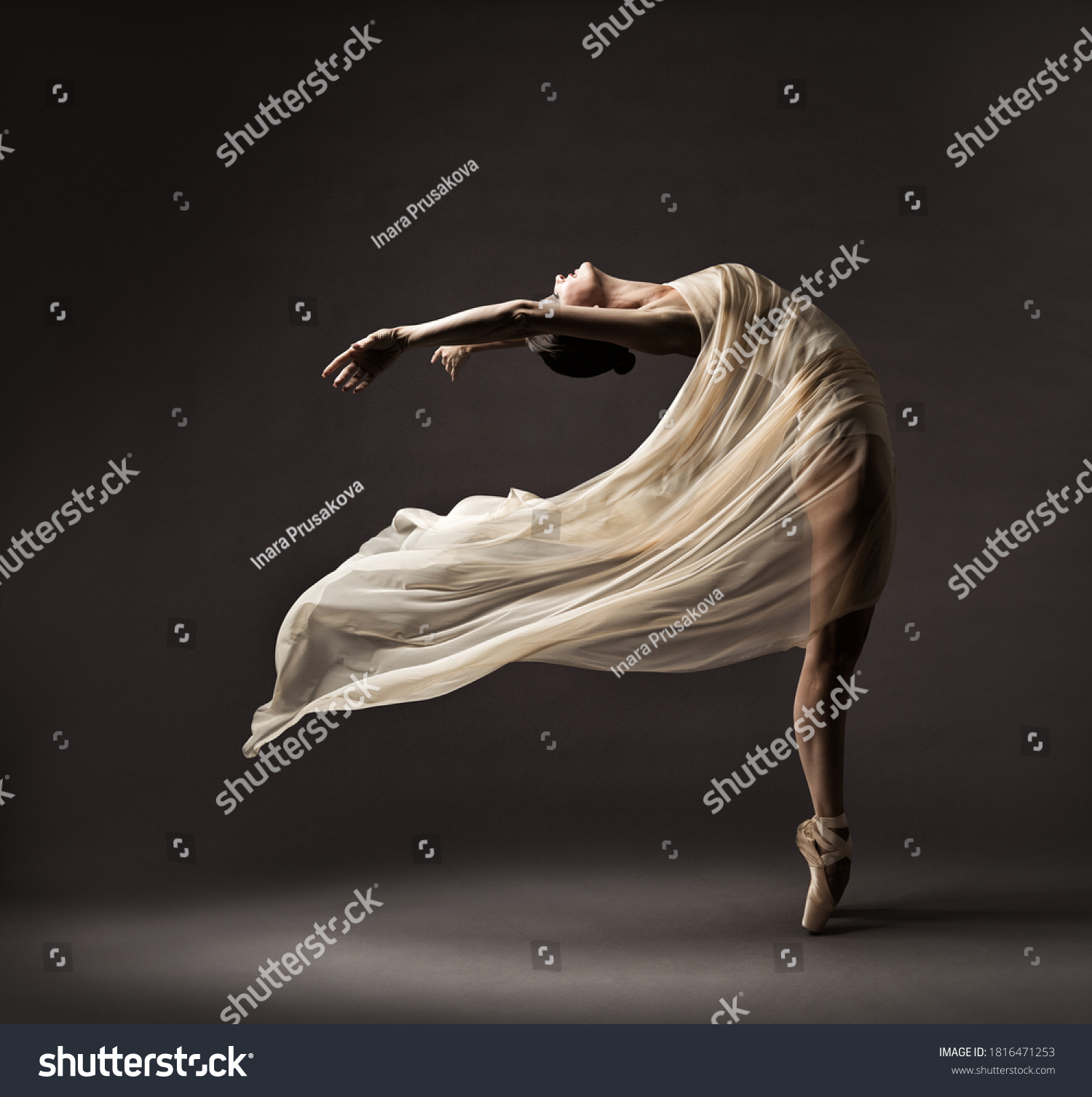 Ballerina Dancing med silke stof, moderne balletdanser i flagrende vinke klud, Pointe Sko, Grå Baggrund
 Stock-foto