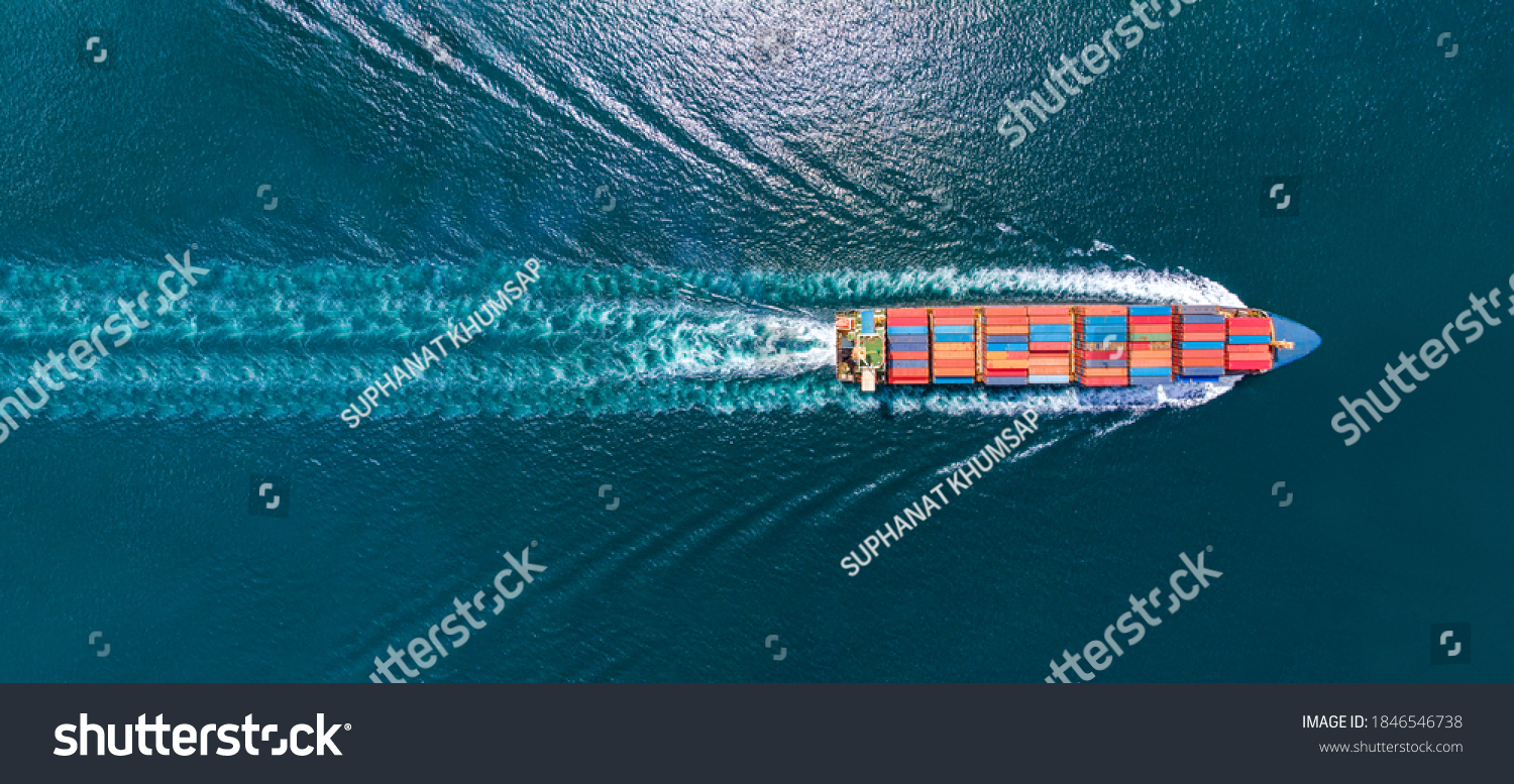 Luftfoto ovenfra af fragt maritime skib med kontrail i havet skib transporterer container og kører for eksport koncept teknologi fragt forsendelse af skib smart service Stock-foto