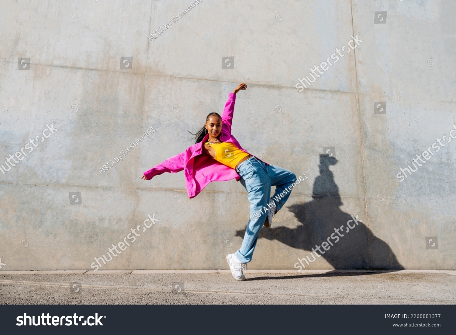 Young hip hop dancer dancing in front of wall Stock-foto
